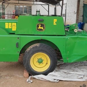 2x John Deere 359 Square / Vierkant Balers