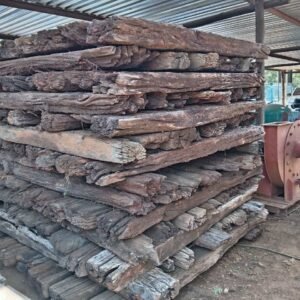 300x 2.1m Sleeper Hout Stompe / Wood Logs