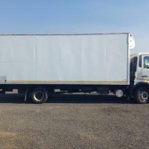 Single Axle UD Croner LKE 210 (H27) Box Truck / Trok